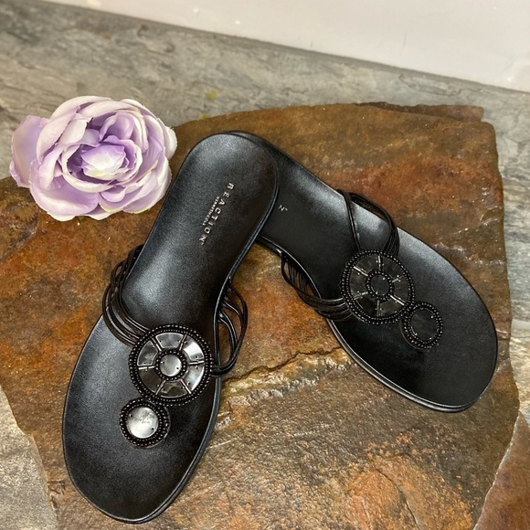 Kenneth Cole Reaction~NIB~Black Beaded Faux Leather Thong Slip-On Sandal~Size 9 - Picture 1 of 13